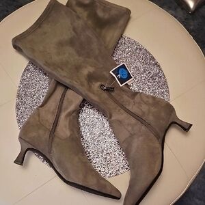 Elegant Taupe Knee-High easy on with side zipper  Women's Boots size 7.5  2inch